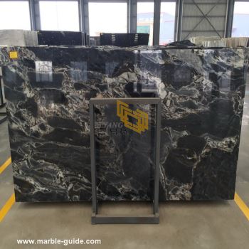 Dalles de marbre noir Titanic Storm Marble